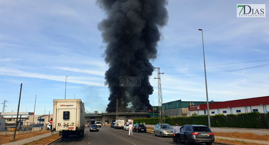 Gran columna de humo debido a un incendio en el polígono El Nevero