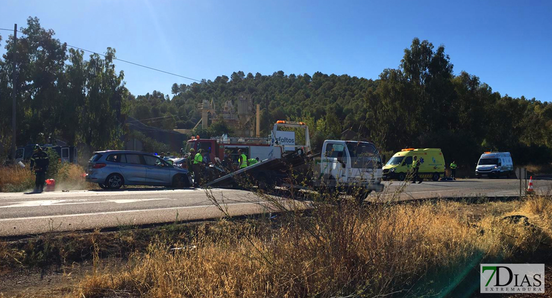 Tres heridos graves tras un accidente en el cruce de Los Santos de Maimona