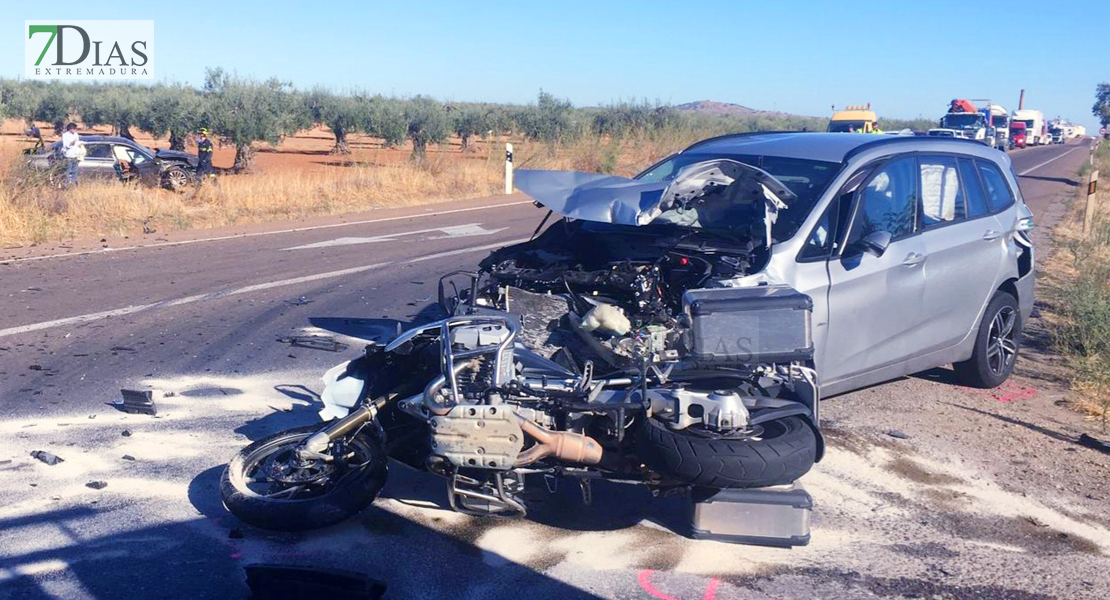 Tres heridos graves tras un accidente en el cruce de Los Santos de Maimona