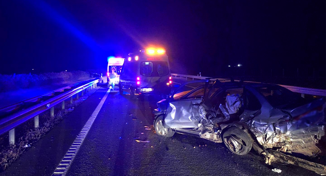 Tres heridos en una colisión entre dos coches en Calzadilla de los Barros