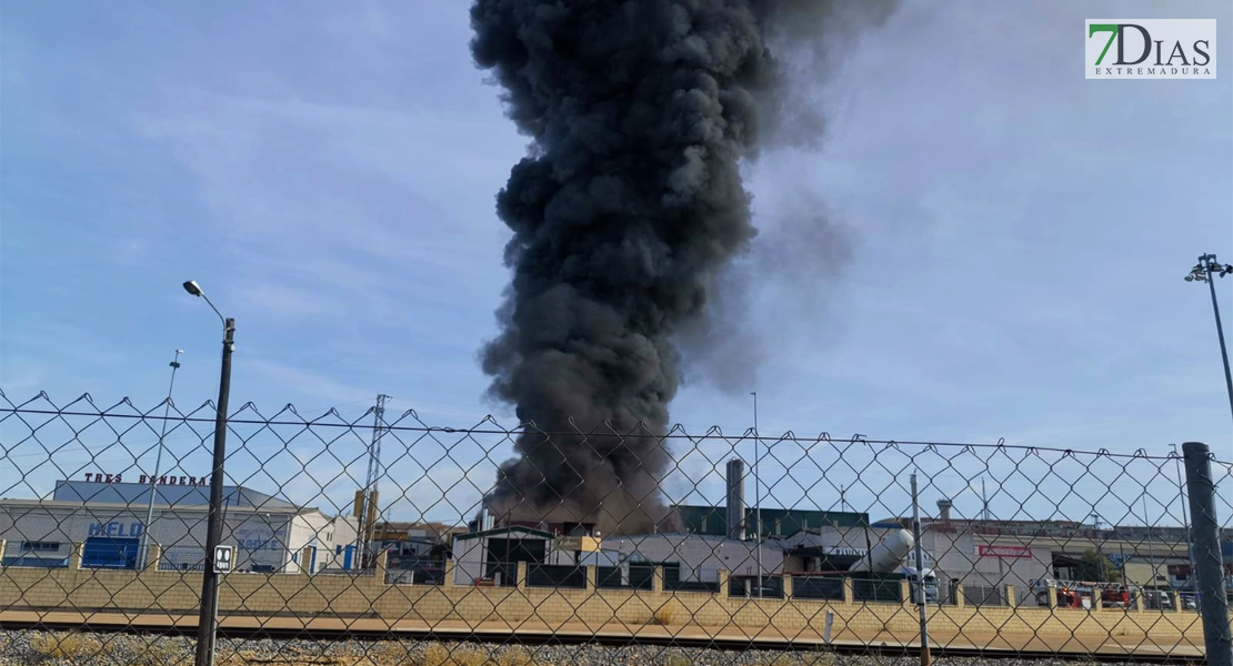 Gran humareda debido a un incendio en el polígono El Nevero