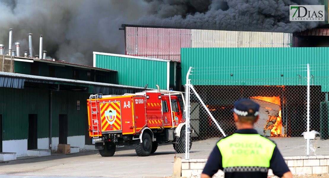 Gran columna de humo debido a un incendio en el polígono El Nevero