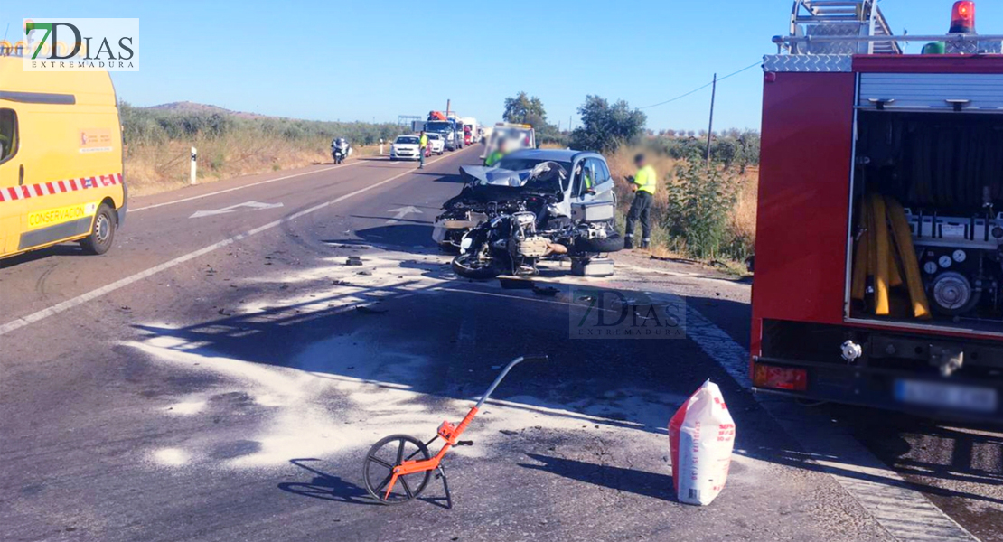 Tres heridos graves tras un accidente en el cruce de Los Santos de Maimona