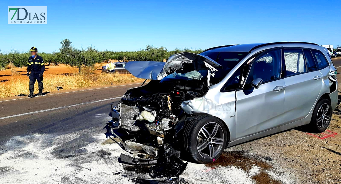 Tres heridos graves tras un accidente en el cruce de Los Santos de Maimona