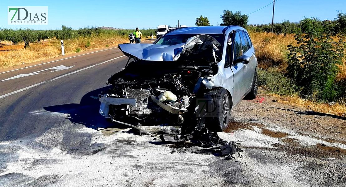 Tres heridos graves tras un accidente en el cruce de Los Santos de Maimona