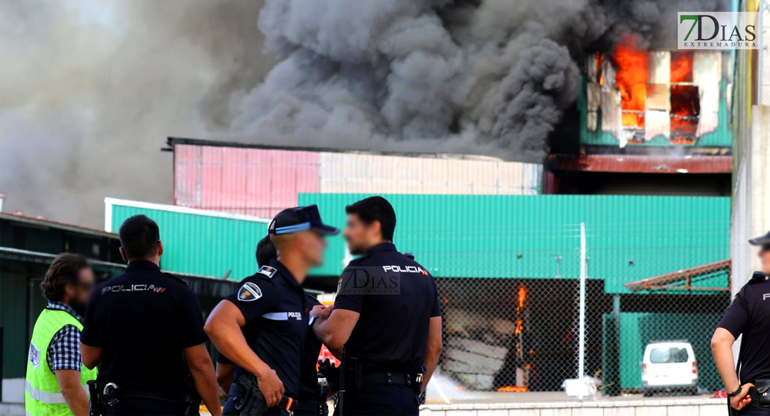 Gran columna de humo debido a un incendio en el polígono El Nevero