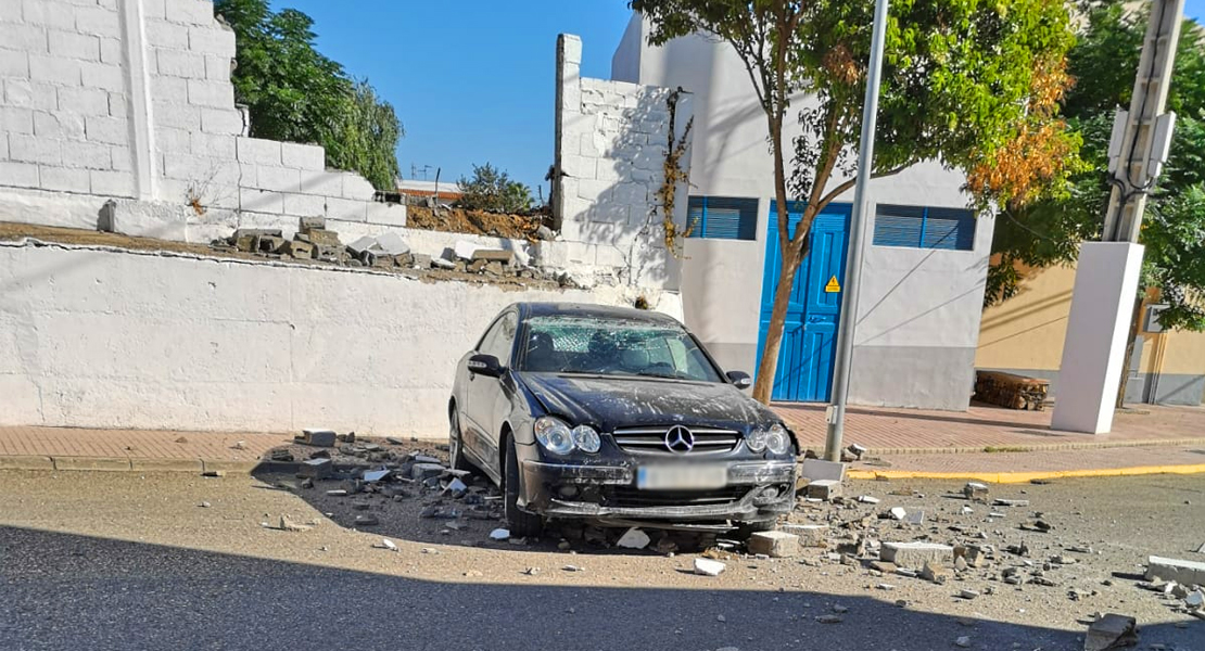 Una profesora se descuida y empotra su coche contra un muro en Santa Marta