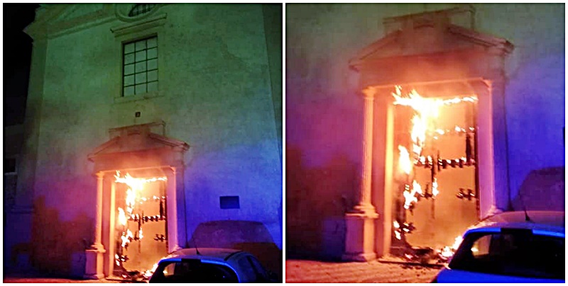 Queman la puerta del Convento de San Juan de Dios en Olivenza