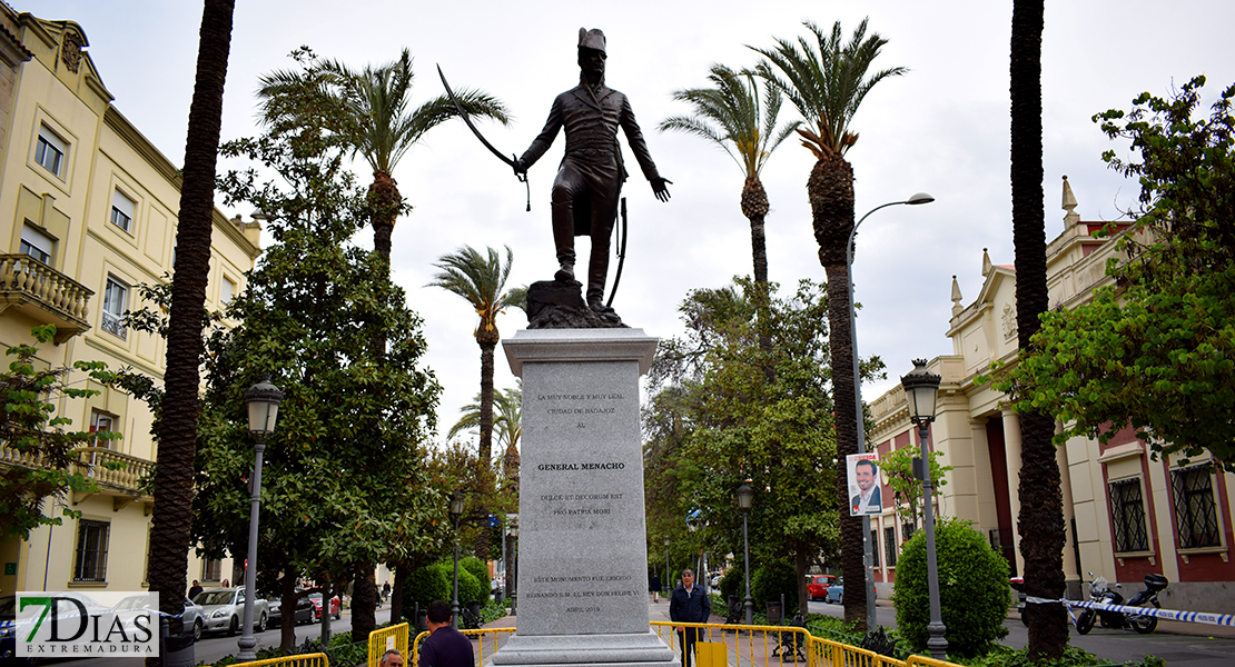 Una visita por los monumentos defensivos de Badajoz para contar la historia de Menacho