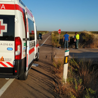 Socorren a un hombre tras accidentarse una furgoneta y un ciclista en Almendralejo