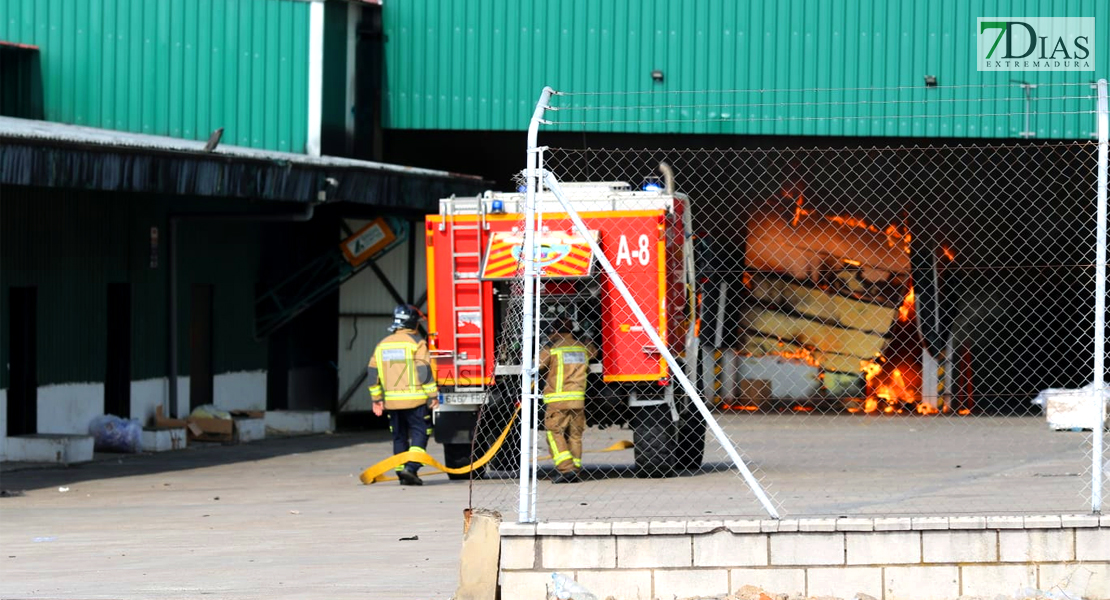 Gran columna de humo debido a un incendio en el polígono El Nevero