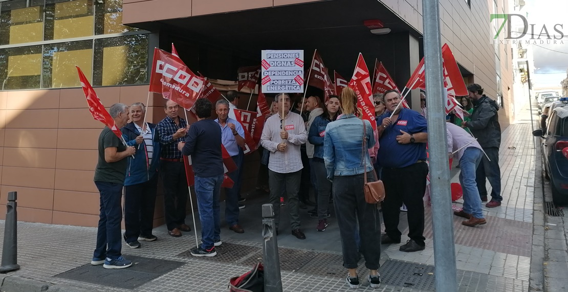 Los pensionistas extremeños se encierran en la Tesorería de la Seguridad Social