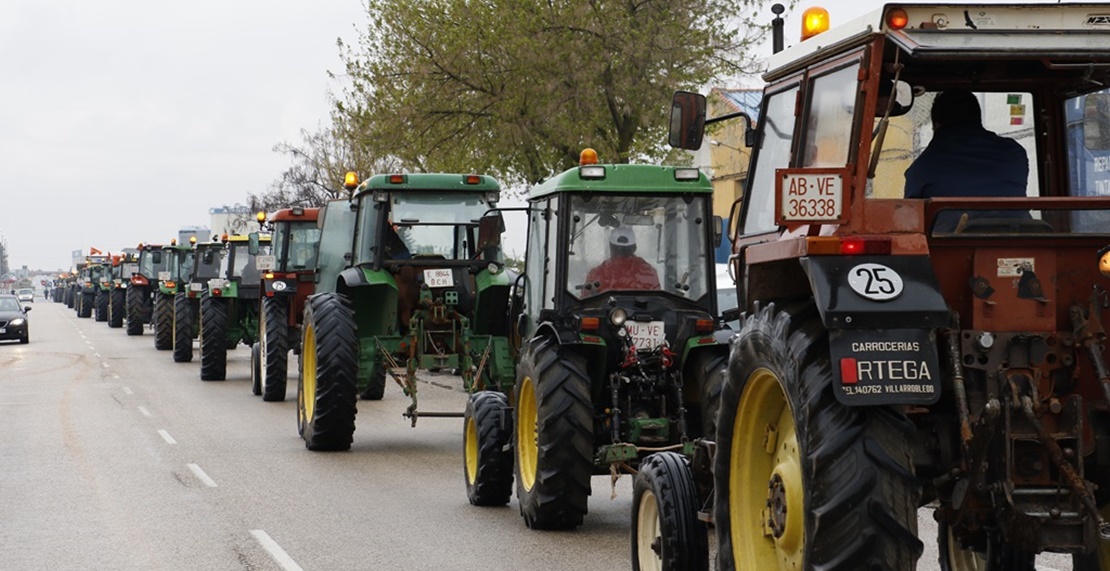 Tractorada ante la indefensión de los agricultores