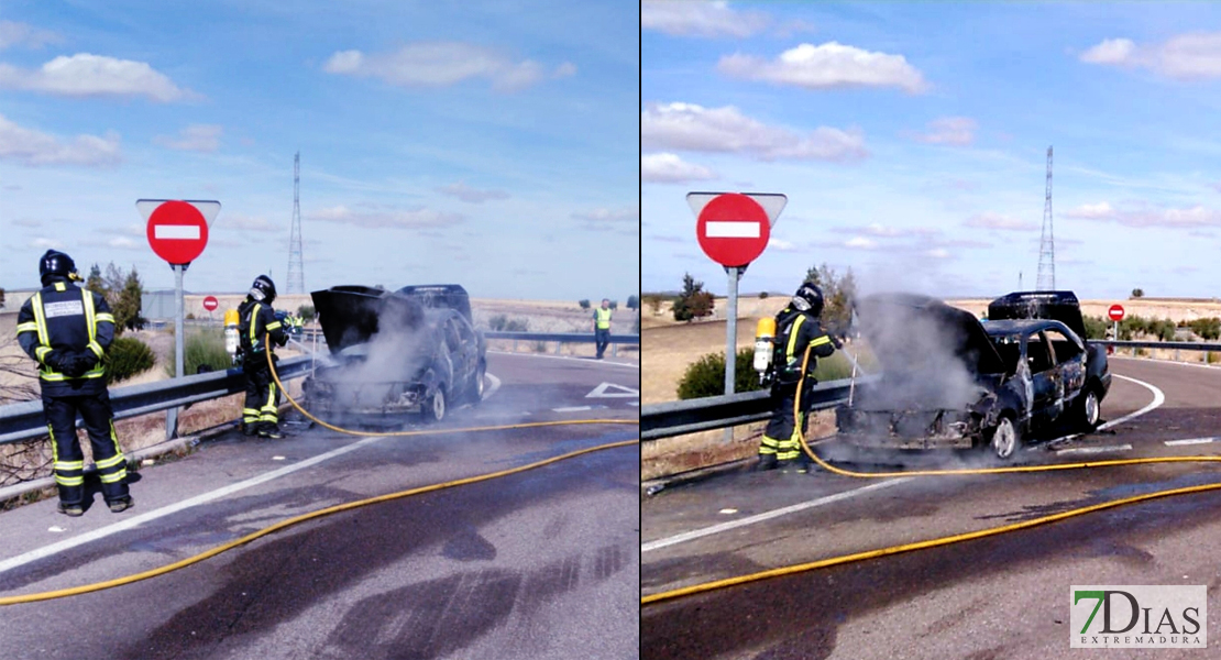 Arde un vehículo en la carretera de Calzadilla de los Barros