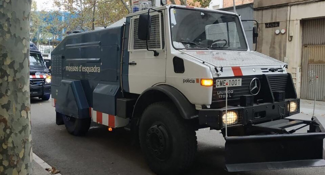 Los Mossos estrenan la tanqueta de agua a presión para abrirse paso en los disturbios de Barcelona