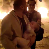 Un padre huye de su domicilio con su bebé por el fuego provocado en las protestas de Barcelona