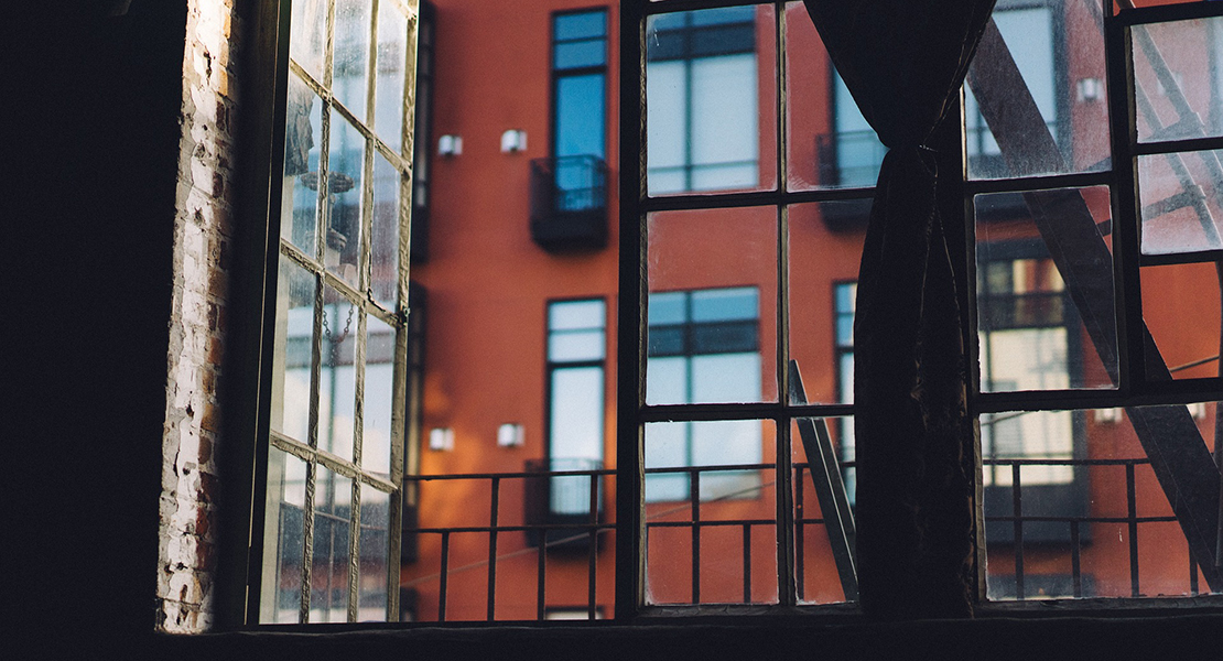 Salta por la ventana para escapar de su agresor en Bizkaia