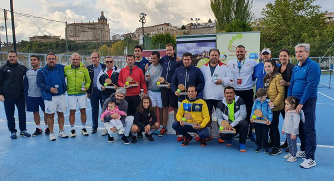 El tenis extremeño veterano se exhibe en Coria