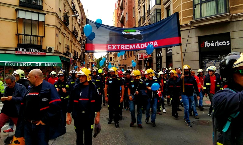 Bomberos extremeños piden en Madrid una ley marco