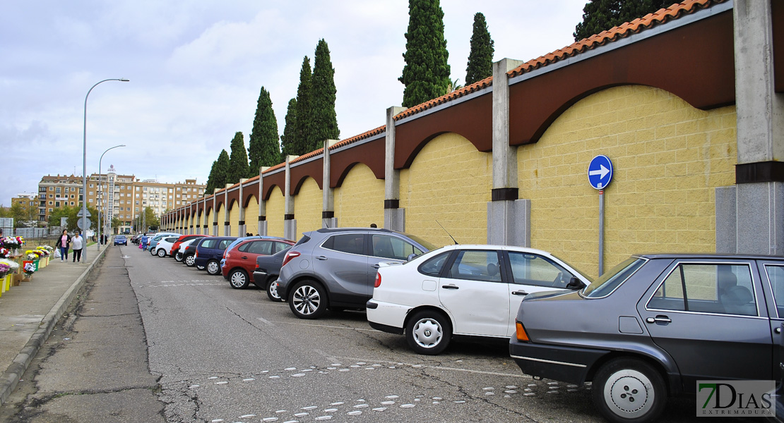 Los ciudadanos acuden a los cementerios para dedicarle el día a sus seres queridos