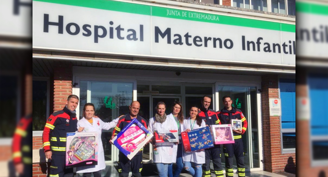 Los Bomberos de Badajoz reparten ilusión a los niños ingresados