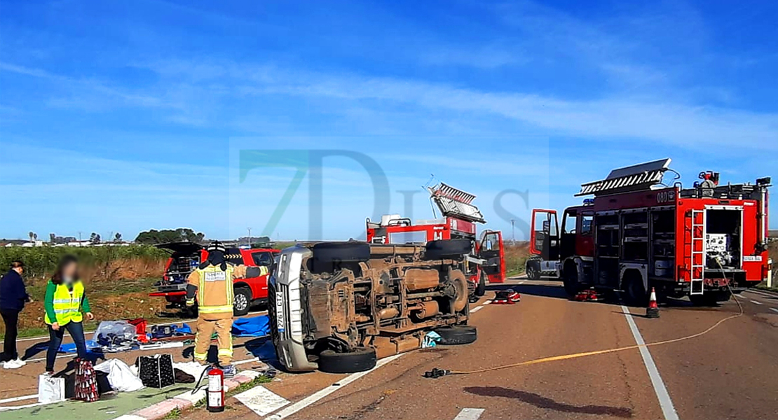 Los Bomberos excarcelan y salvan a varias personas tras accidentarse y volcar en la EX-363