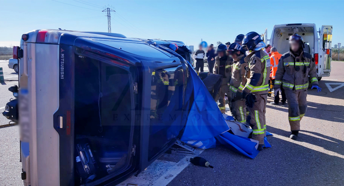 Los Bomberos excarcelan y salvan a varias personas tras accidentarse y volcar en la EX-363