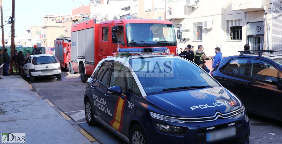 Los Bomberos actúan en un incendio en vivienda en la barriada de San Roque