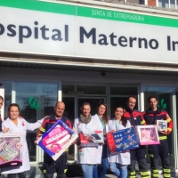 Los Bomberos de Badajoz reparten ilusión a los niños ingresados