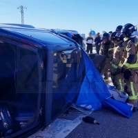 Los Bomberos excarcelan y salvan a varias personas tras accidentarse y volcar en la EX-363