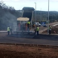 A poco tiempo de finalizar la glorieta que da acceso a Valverde desde Badajoz y La Albuera