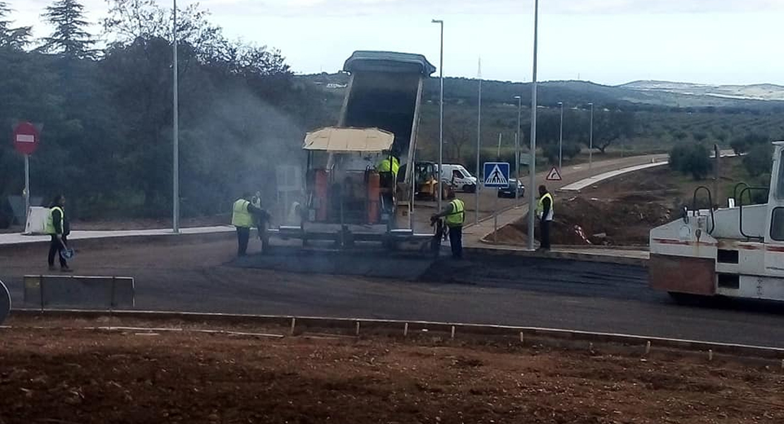 A poco tiempo de finalizar la glorieta que da acceso a Valverde desde Badajoz y La Albuera