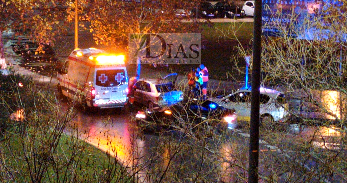 Un vehículo se empotra contra un árbol en la Urb. Guadiana (Badajoz)