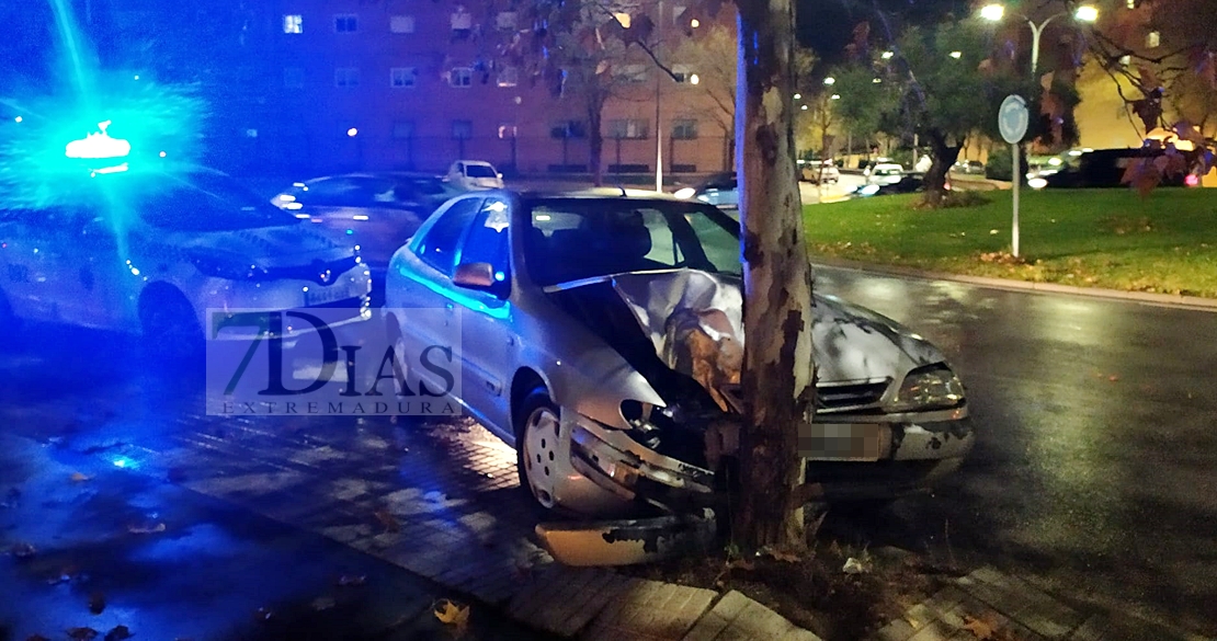 Un vehículo se empotra contra un árbol en la Urb. Guadiana (Badajoz)