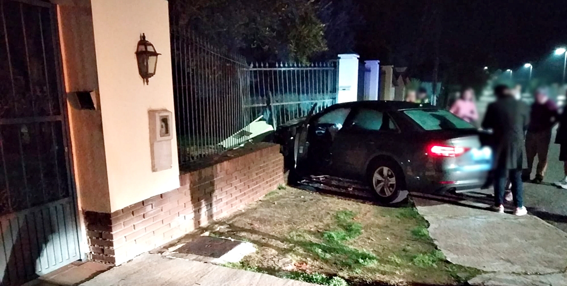 Un coche colisiona contra una vivienda en Las Vaguadas (Badajoz)