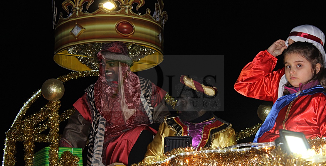 Los niños emeritenses muestran su ilusión a los Reyes en la tarde más mágica del año