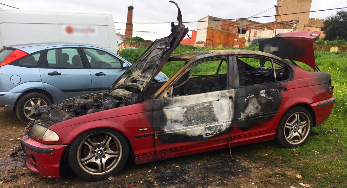 GALERÍA - Estado del coche calcinado en el Campillo (Badajoz)