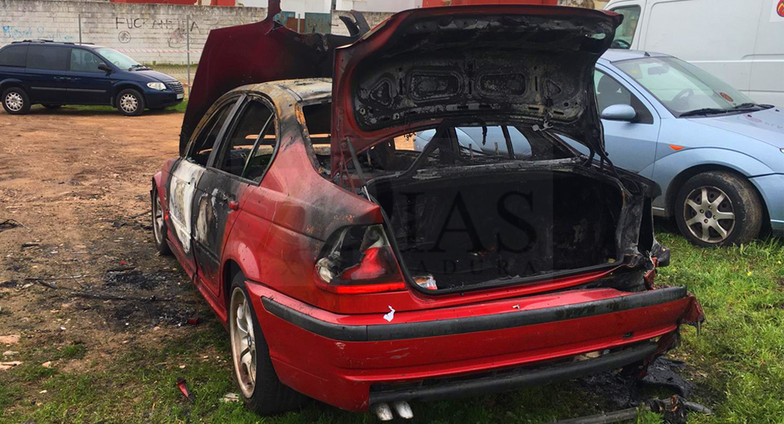 GALERÍA - Estado del coche calcinado en el Campillo (Badajoz)