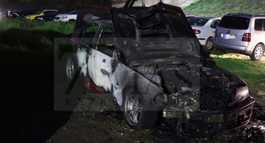 GALERÍA - Estado del coche calcinado en el Campillo (Badajoz)