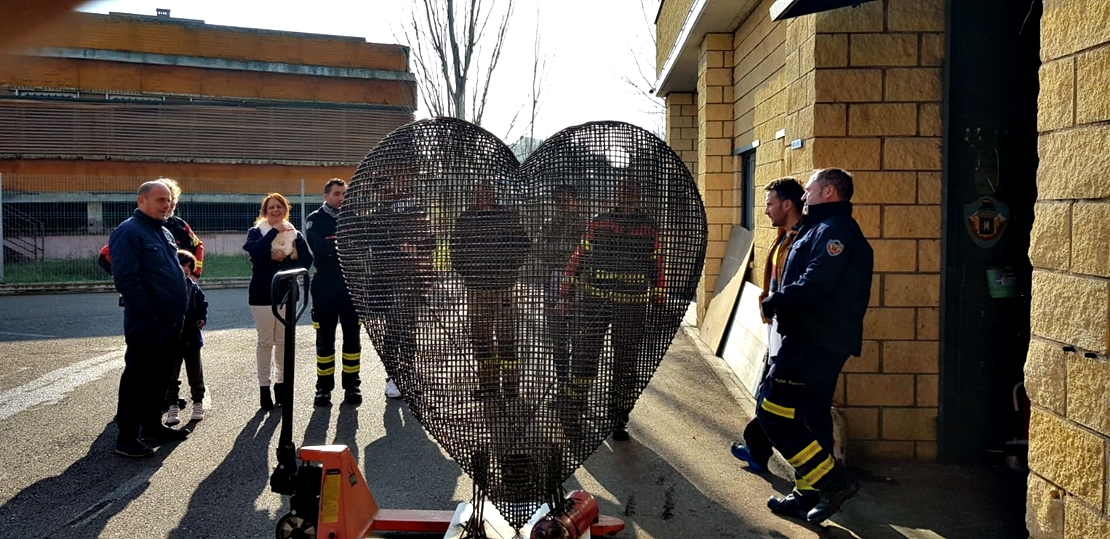 Un gran corazón de solidaridad en el parque de Bomberos de Badajoz