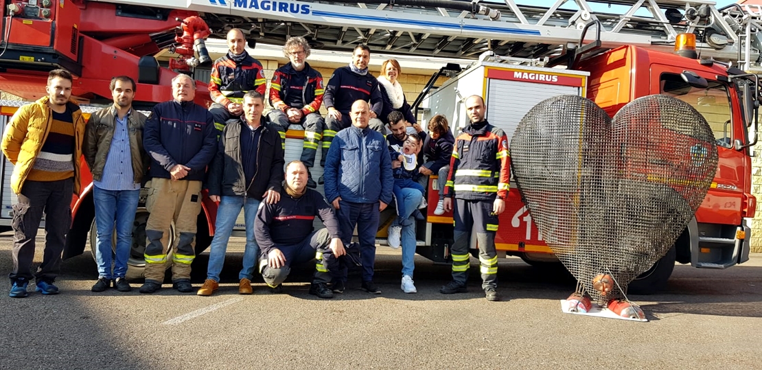 Un gran corazón de solidaridad en el parque de Bomberos de Badajoz