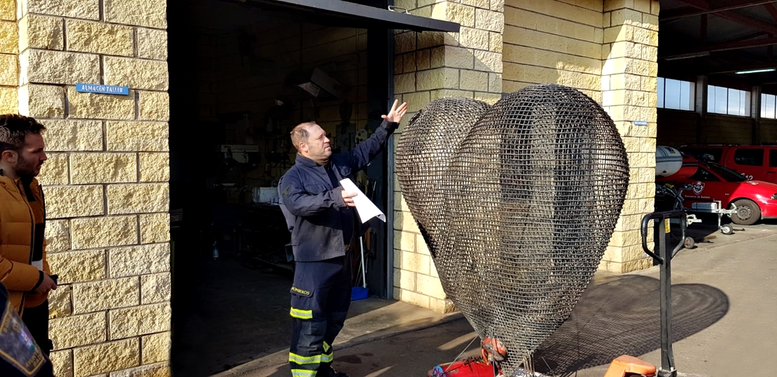 Un gran corazón de solidaridad en el parque de Bomberos de Badajoz