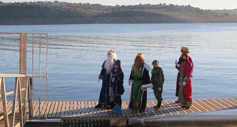 Los Reyes Magos llegan en barca a la playa de Alange