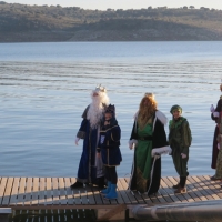 Los Reyes Magos llegan en barca al Pantano de Alange