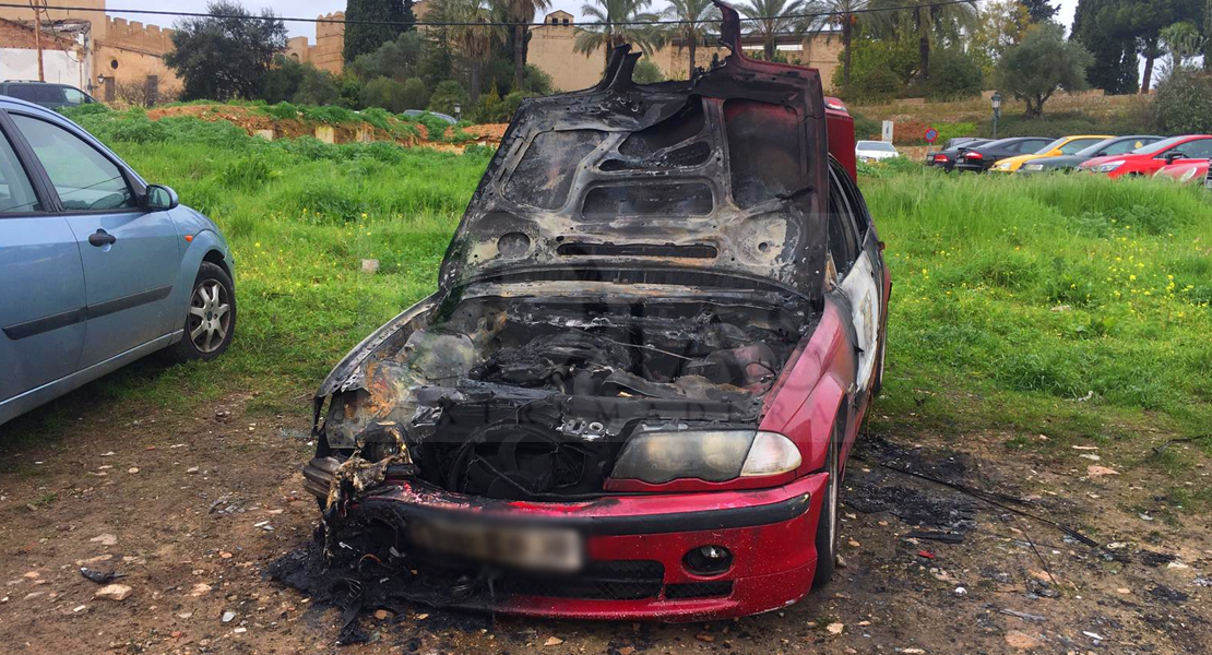 GALERÍA - Estado del coche calcinado en el Campillo (Badajoz)