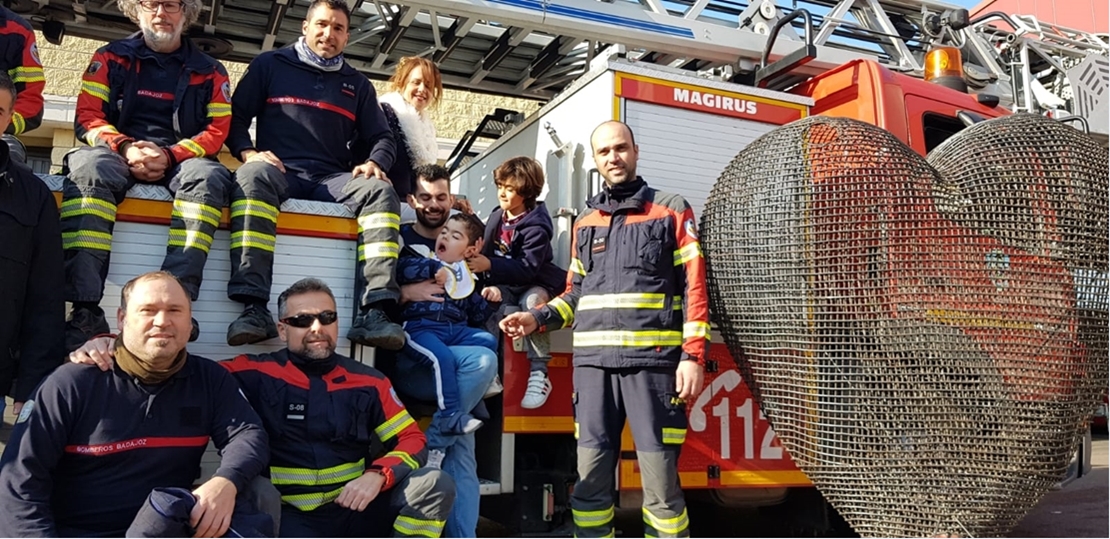 Un gran corazón de solidaridad en el parque de Bomberos de Badajoz