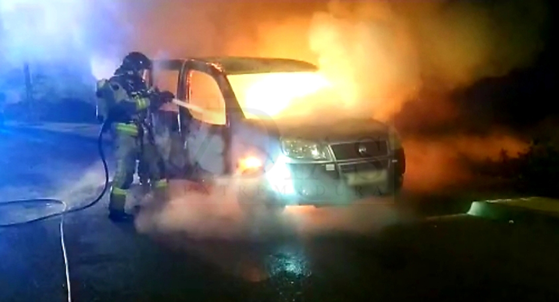 Así ha amanecido otro vehículo calcinado en las calles de Badajoz