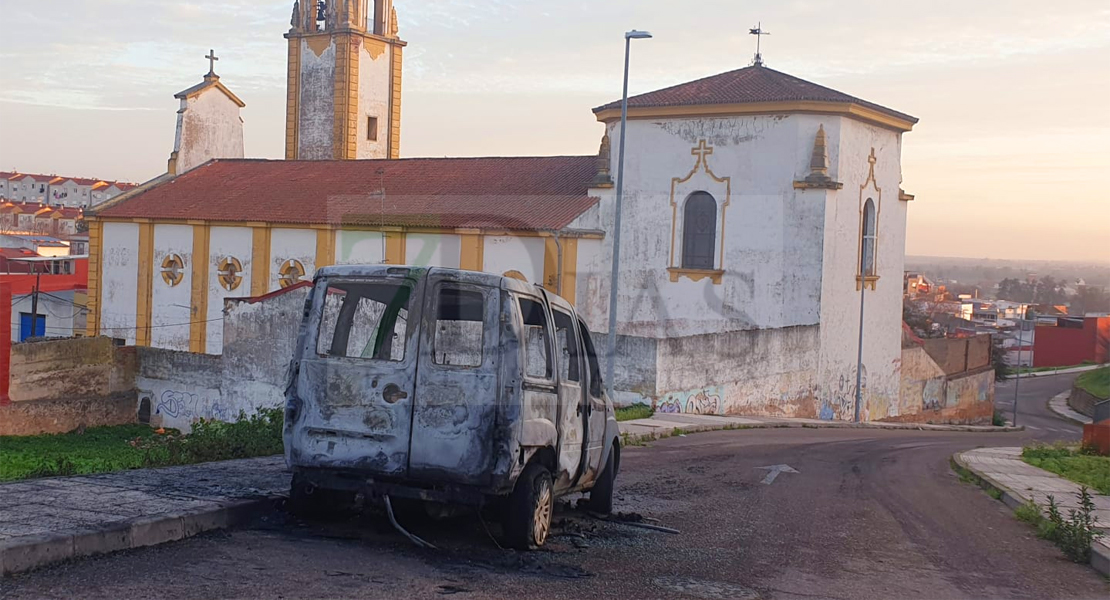 Así ha amanecido otro vehículo calcinado en las calles de Badajoz