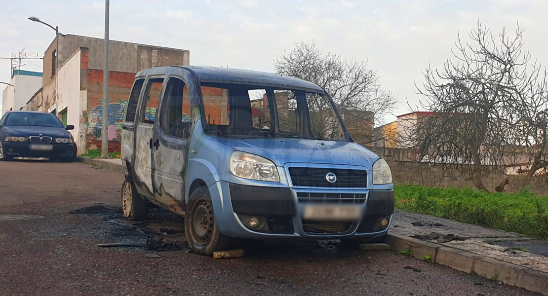 Así ha amanecido otro vehículo calcinado en las calles de Badajoz