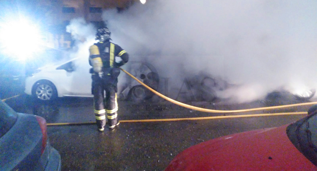 Arden dos vehículos durante la madrugada en Don Benito